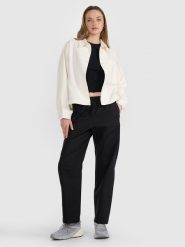4F Spodnie casual damskie - czarne L. Czarne spodnie materiałowe damskie 4f, bez wzorów, z bawełny, casualowe. W wyprzedaży za 99.99 zł.