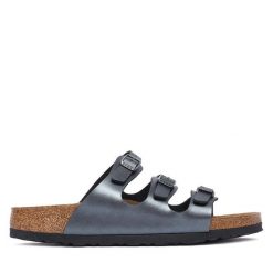Klapki Birkenstock. Czarne klapki damskie Birkenstock, bez wzorów, bez obcasa. Za 399.99 zł.