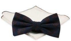 Granatowa Mucha z Białą Poszetką -CHATTIER- Męska, w Drobny Brązowy Wzór. Niebieskie krawaty i muchy męskie Chattier, bez wzorów, eleganckie. Za 59.00 zł.
