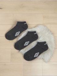Skarpetki Umbro 3 pack - czarny. Czarne skarpetki męskie Sinsay, bez wzorów. Za 19.99 zł.