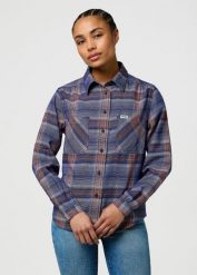 DAMSKA KOSZULA WRANGLER FEMME WESTERN SHIRT EARTH RED 112370788. Czerwone koszule damskie Wrangler, s, bez wzorów, bez kołnierzyka, bez ramiączek. Za 159.99 zł.