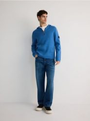 Sweter z kapturem - niebieski. Niebieskie swetry męskie Reserved, l, bez wzorów, z bawełny, bez kołnierzyka. W wyprzedaży za 45.99 zł.