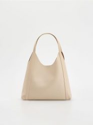 Torebka hobo - złamana biel. Torebki klasyczne damskie Reserved, bez wzorów, ze skóry, bez dodatków. Za 139.99 zł.