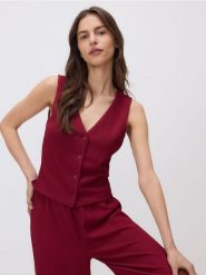 Kamizelka z gniecionej dzianiny - burgundowy. Czerwone kamizelki damskie Reserved, l, z dzianiny. W wyprzedaży za 45.99 zł.