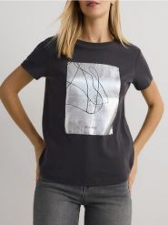 T-shirt z metalicznym nadrukiem - ciemnoszary. Szare t-shirty damskie Reserved, l, bez wzorów, z bawełny, bez kołnierzyka. W wyprzedaży za 29.99 zł.