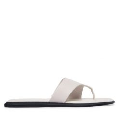 Japonki Calvin Klein. Białe klapki damskie CALVIN KLEIN, bez wzorów, bez obcasa. Za 449.99 zł.