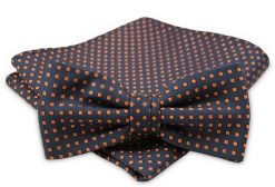Granatowo-Pomarańczowa Mucha - ALTIES - Męska, Taka Sama Poszetka, w Kwadraciki. Niebieskie krawaty i muchy męskie Alties, bez wzorów, eleganckie. Za 54.00 zł.