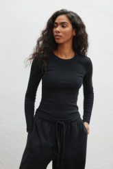 Dopasowany top z prązkowanej bawełny w kolorze DEEP GRAPHITE- COTTIE. Szare topy damskie Marsala, bez wzorów, z bawełny, bez kołnierzyka. Za 159.90 zł.