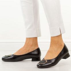 Czarne czółenka damskie M.Daszyński Sa268-8. Czarne czółenka damskie M.Daszyński, z aplikacjami, ze skóry, bez obcasa, na obcasie. Za 189.00 zł.