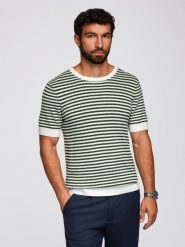 Męski dzianinowy t-shirt w marynarskie paski z ażurowym splotem – oliwkowo-biały V3. Zielone t-shirty męskie Ombre Clothing, na lato, m, w ażurowe wzory, z dzianiny, bez kołnierzyka. Za 159.99 zł.