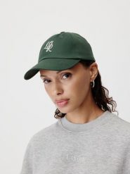 LeGer Czapka "Nora" w kolorze ciemnozielonym rozmiar: onesize. Zielone czapki z daszkiem damskie LeGer, bez wzorów, z bawełny. Za 88.95 zł.