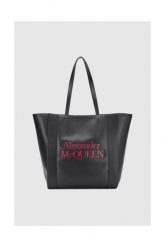 ALEXANDER MCQUEEN Torebka czarna shoperka. Czarne torebki klasyczne damskie alexander mcqueen, bez wzorów, ze skóry, duże, z tłoczeniem, bez dodatków. W wyprzedaży za 2,599.99 zł.
