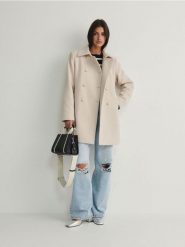 Płaszcz z dekoracyjnymi guzikami - kremowy. Białe płaszcze damskie Reserved, l, bez wzorów, z tkaniny. W wyprzedaży za 69.99 zł.