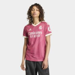 Koszulka z trzeciego zestawu Real Madryt 26/27. Czerwone t-shirty damskie Adidas, m, bez wzorów, z dzianiny, bez kołnierzyka. Za 439.00 zł.