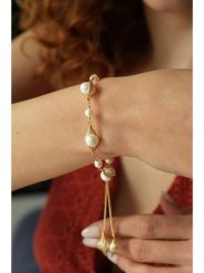 L'Atelier de Gaia Pozłacana bransoletka z perłami rozmiar: onesize. Białe bransoletki damskie L'Atelier de Gaia, pozłacane. Za 139.54 zł.