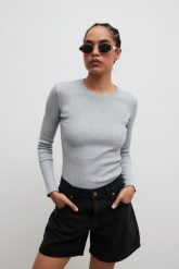 Dopasowany top z długim rękawem w kolorze GREY - MOODY-XS. Szare topy damskie Marsala, xs, bez wzorów, z bawełny, bez kołnierzyka. Za 129.90 zł.