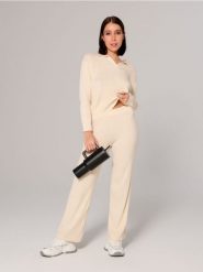 Sweter z prążkowanej dzianiny - beżowy. Brązowe swetry klasyczne damskie Sinsay, l, z dzianiny, bez kołnierzyka. W wyprzedaży za 27.99 zł.