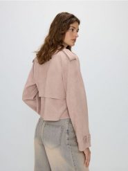 Kurtka z imitacji zamszu - brudny róż. Czerwone kurtki damskie Reserved, l, bez wzorów, bez kaptura. W wyprzedaży za 49.99 zł.