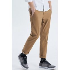 Spodnie chino - Beżowy. Brązowe spodnie materiałowe męskie Cropp, bez wzorów. Za 89.99 zł.