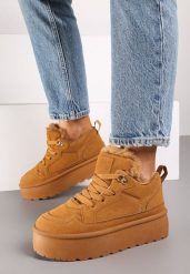 Brązowe Sneakersy Stylizowane na Śniegowce Ozdobione Futerkiem Maviena. Brązowe śniegowce damskie Renee, z materiału. Za 99.99 zł.