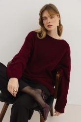 WEŁNIANY SWETER BOBBY BORDOWY One size - Flawless. Czerwone swetry klasyczne damskie Flawless, na zimę, s, z dzianiny, bez kołnierzyka. Za 730.00 zł.