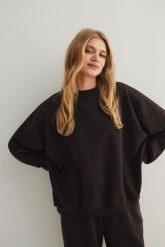 Bluza damska o kroju regular fit w kolorze DARK CHOCOLATE - MANLY. Czarne bluzy bez kaptura damskie Marsala, uniwersalny, z bawełny. Za 319.90 zł.