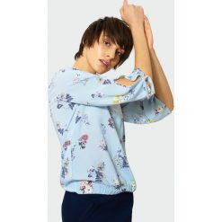 Elegancka bluzka w kwiaty. Bluzki damskie Greenpoint, bez wzorów, z wiskozy, eleganckie, bez kołnierzyka, bez ramiączek. Za 34.99 zł.