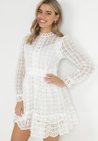 Biała Koronkowa Sukienka Mini z Falbanką Kamari. Białe sukienki damskie Born2be, na lato, m, bez wzorów, z koronki, bez kołnierzyka, bez ramiączek, mini. Za 189.99 zł.