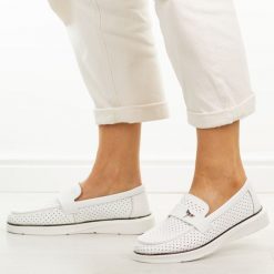 Białe ażuowe skórzane mokasyny damskie Vinceza 93221. Białe mokasyny damskie VINCEZA, z jeansu. W wyprzedaży za 192.72 zł.