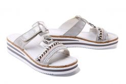 RIEKER V02M6-40 grey, klapki damskie. Szare klapki damskie Rieker, bez wzorów, bez obcasa, na koturnie. Za 223.93 zł.