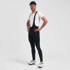 Spodnie rowerowe męskie Rogelli Essential II z żelową wkładką. Czarne spodnie materiałowe męskie Rogelli, bez wzorów, sportowe. Za 394.00 zł.