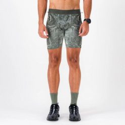Mężczyzna legginsy do biegania i trailu TERRARUN TIGHT. Zielone szorty męskie BODYCROSS, bez wzorów, z poliesteru. Za 229.99 zł.