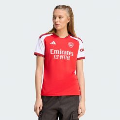Koszulka podstawowa Arsenal FC 26/27. Czerwone t-shirty damskie Adidas, l, bez wzorów, z dzianiny, bez kołnierzyka. Za 439.00 zł.
