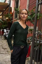 Sweter z metaliczną nitką zielony. Zielone swetry klasyczne damskie MOODO, l, z wiskozy, bez kołnierzyka. Za 119.99 zł.