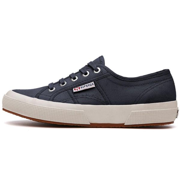 Buty treningowe dla kobiet Superga 2750 Classic Marine. Niebieskie buty sportowe na co dzień damskie Superga, bez wzorów, z bawełny, trekkingowe. Za 335.00 zł.