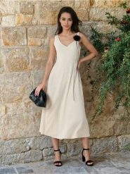 Strukturalna sukienka midi na ramiączkach - kremowy. Białe sukienki damskie Sinsay, l, bez wzorów, bez kołnierzyka, bez ramiączek, midi. Za 49.99 zł.