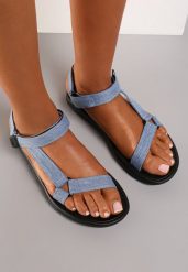 Jasnoniebieskie Sandały Naerothee. Niebieskie sandały damskie Renee, bez wzorów, z denimu, bez obcasa, na płaskiej podeszwie. Za 34.99 zł.