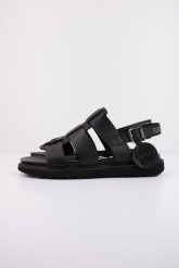 Sandały KICKERS NEOSINEAD Czarny. Czarne sandały damskie Kickers, bez wzorów, ze skóry, bez obcasa. Za 350.95 zł.