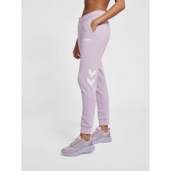 Damski stożkowy kombinezon do joggingu Hummel Legacy. Czerwone kombinezony damskie HUMMEL, xl, bez wzorów, z dresówki, eleganckie, bez kołnierzyka, bez ramiączek. Za 194.00 zł.