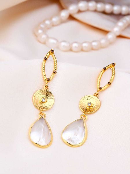 Pierres de Jade Pozłacane kolczyki-wkrętki z cyrkoniami i masą perłową rozmiar: onesize. Białe kolczyki damskie Pierres de Jade, z cyrkonią, pozłacane. Za 56.99 zł.