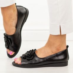 Czarne skórzane płaskie sandały damskie Potocki 19452. Czarne sandały damskie POTOCKI, z aplikacjami, z jeansu, bez obcasa, na płaskiej podeszwie. W wyprzedaży za 201.52 zł.