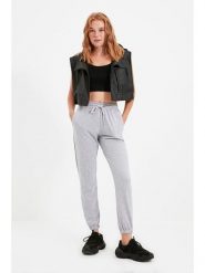 Trendyol Spodnie dresowe w kolorze szarym rozmiar: L. Szare spodnie dresowe damskie Trendyol, l, bez wzorów, z dresówki. Za 78.47 zł.