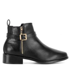 Botki Clara Barson. Czarne botki damskie Clara Barson, bez obcasa, na płaskiej podeszwie, bez zapięcia. Za 149.99 zł.