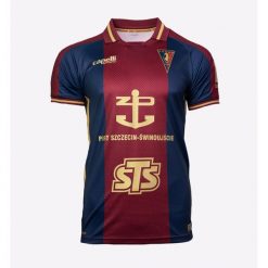 Domowa koszulka piłkarska Pogoń Szczecin 26/27 – Capelli. Czerwone t-shirty sportowe męskie CAPELLI SPORT, l, z materiału, bez ramiączek, do piłki nożnej. Za 299.99 zł.