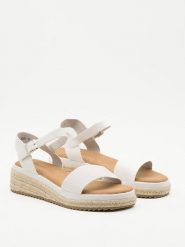 Belucci Sandały w kolorze białym na koturnie rozmiar: 38. Białe sandały damskie Belucci, bez wzorów, bez obcasa, na koturnie. Za 114.44 zł.