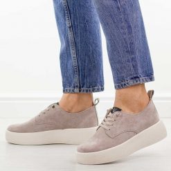 Beżowe zamszowe półbuty damskie Vinceza 79605. Brązowe półbuty damskie VINCEZA, bez wzorów, z jeansu, casualowe, z okrągłym noskiem, bez obcasa. Za 229.00 zł.