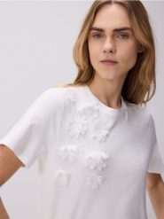 T-shirt z naszywaną aplikacją - biały. Białe t-shirty damskie Reserved, l, z aplikacjami, z bawełny, bez kołnierzyka. W wyprzedaży za 59.99 zł.