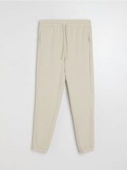 Spodnie jogger - beżowy. Brązowe spodnie materiałowe męskie Sinsay, bez wzorów. Za 49.99 zł.