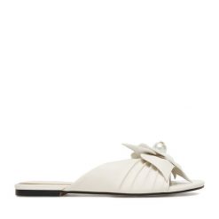 Klapki GINO ROSSI. Białe klapki damskie Gino Rossi, bez wzorów, bez obcasa. Za 349.99 zł.