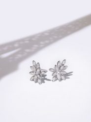 DIAMOND & CO Złote kolczyki-wkrętki "Bouquet" z diamentami rozmiar: onesize. Szare kolczyki damskie Diamond & Co, z diamentem, złote. Za 1,210.83 zł.
